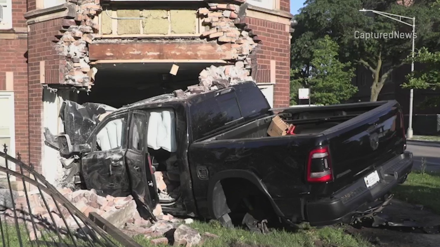 3 injured after car crashes into Woodlawn apartment building – WGN-TV