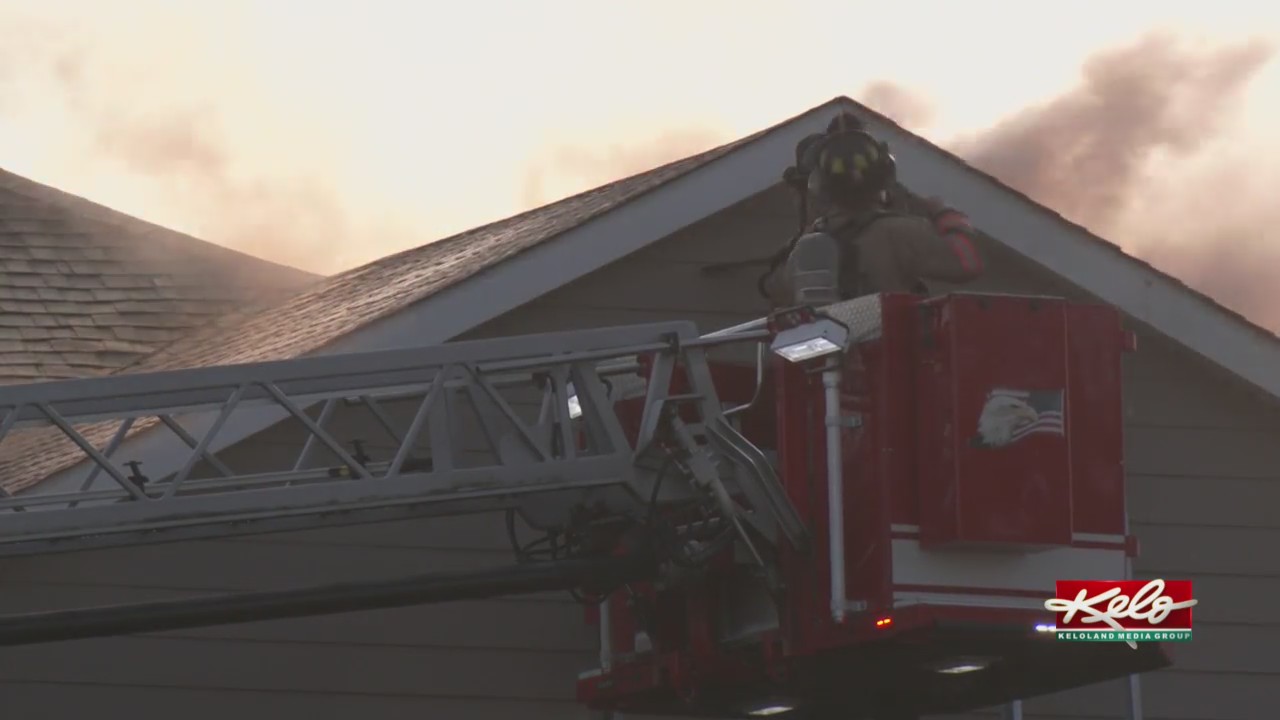 Crews battle house fire in southeast Sioux Falls – KELOLAND.com