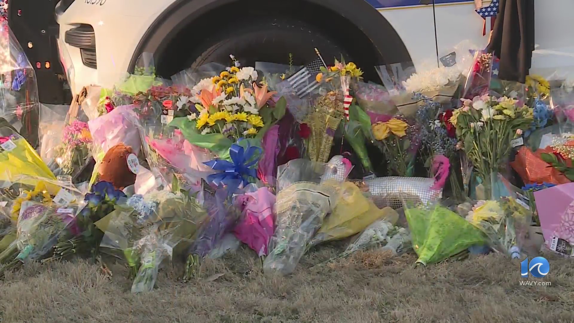 Memorial for fallen Virginia Beach officers continues to grow – WAVY.com