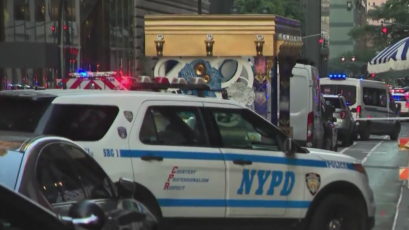 4 victims, including police officer, killed in Manhattan mass shooting ...
