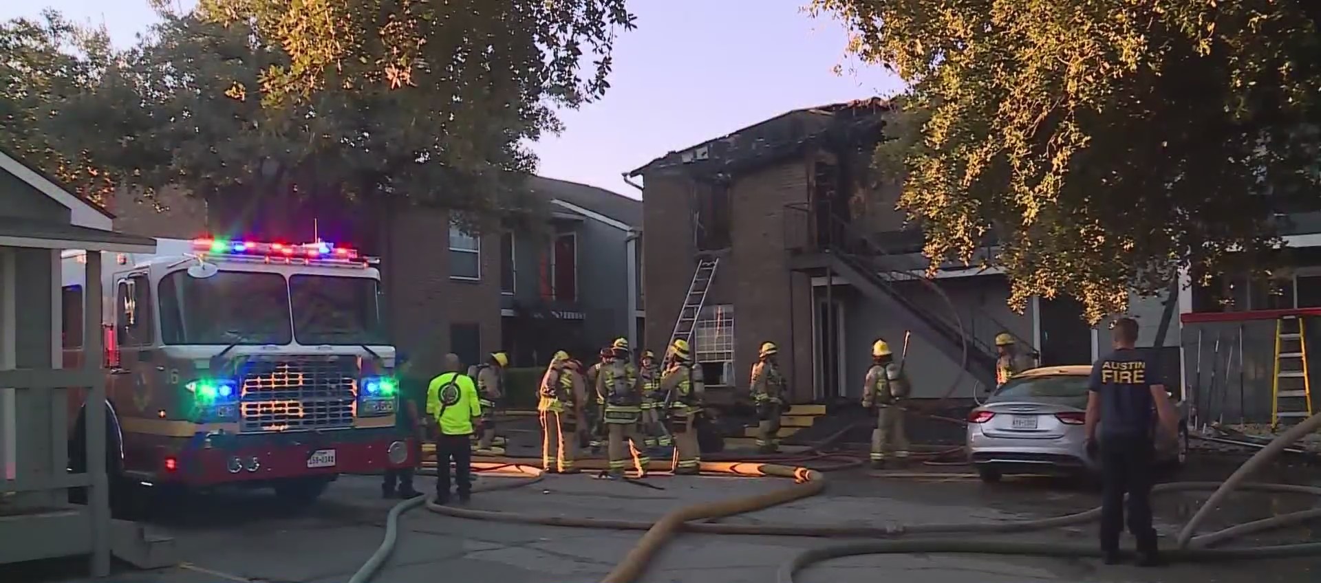Firefighters battle apartment complex fire in south Austin – KXAN Austin