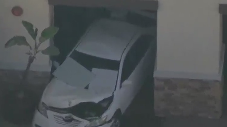 Car crash into building in 4S Ranch – FOX 5 San Diego & KUSI News