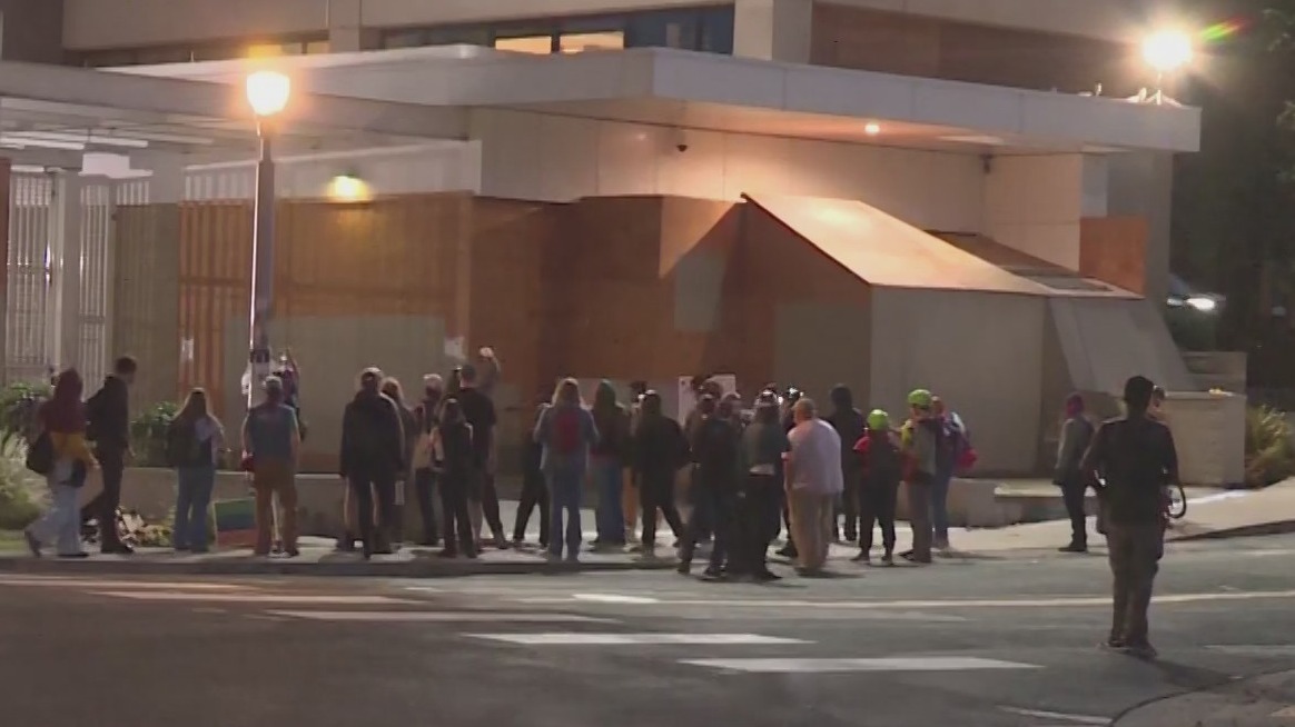 Dozens of protesters outside ICE facility in Portland – KOIN.com