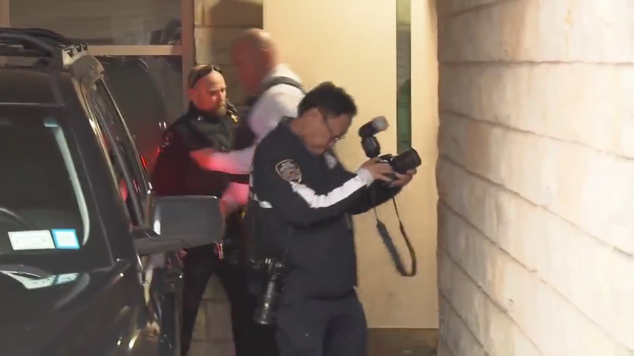 Man accused in UnitedHealthcare CEO killing walks out of hearing on ...
