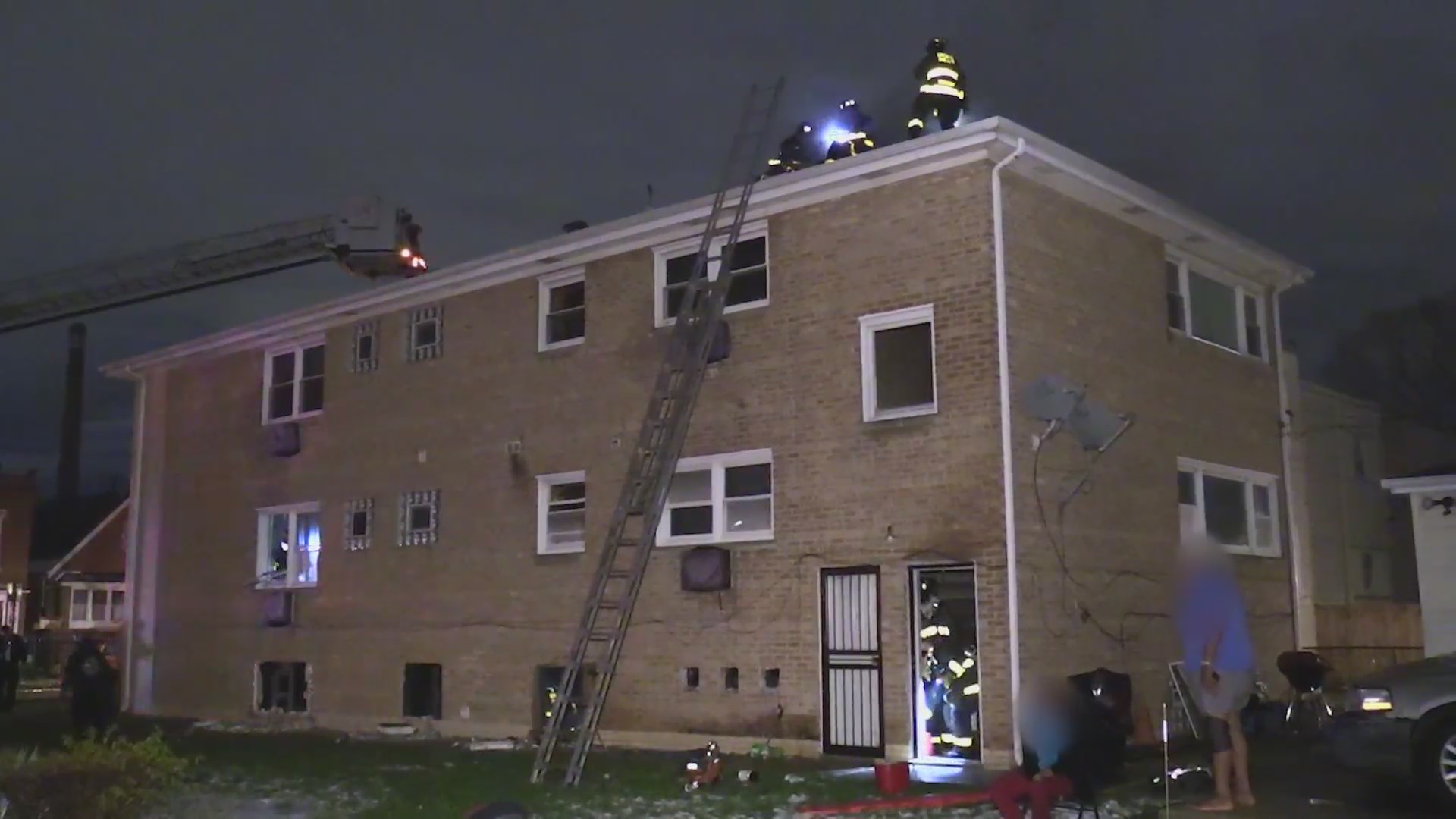 Apartment building fire leaves 6 injured in West Humboldt Park – WGN-TV