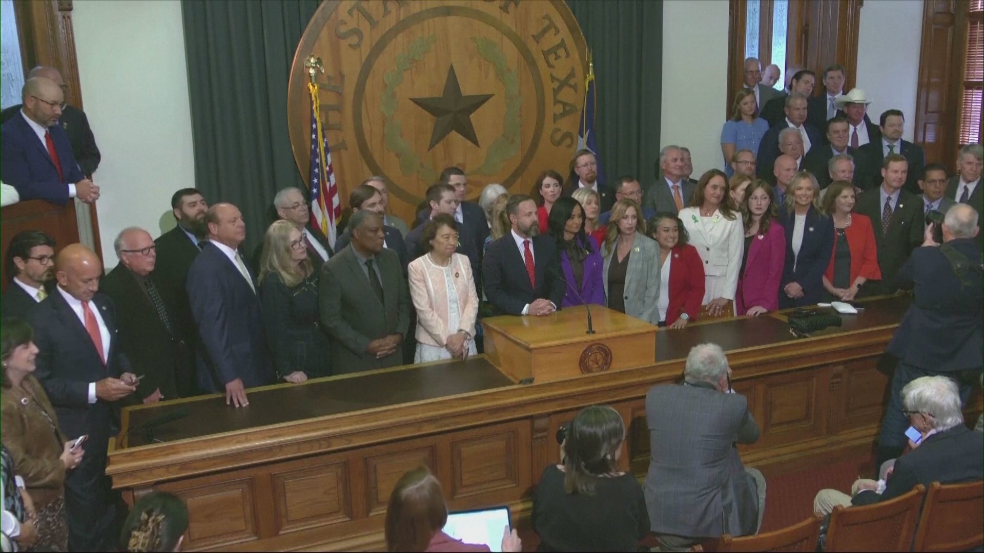 Texas Democrats remain in Illinois amid redistricting controversy ...