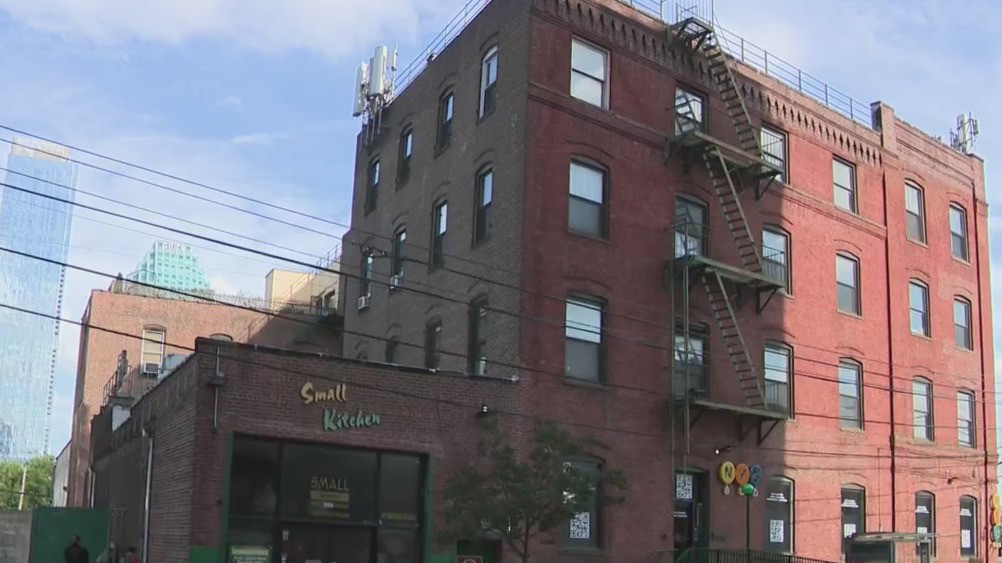 Complain Queens Queens residents complain about migrant shelter issues – PIX11