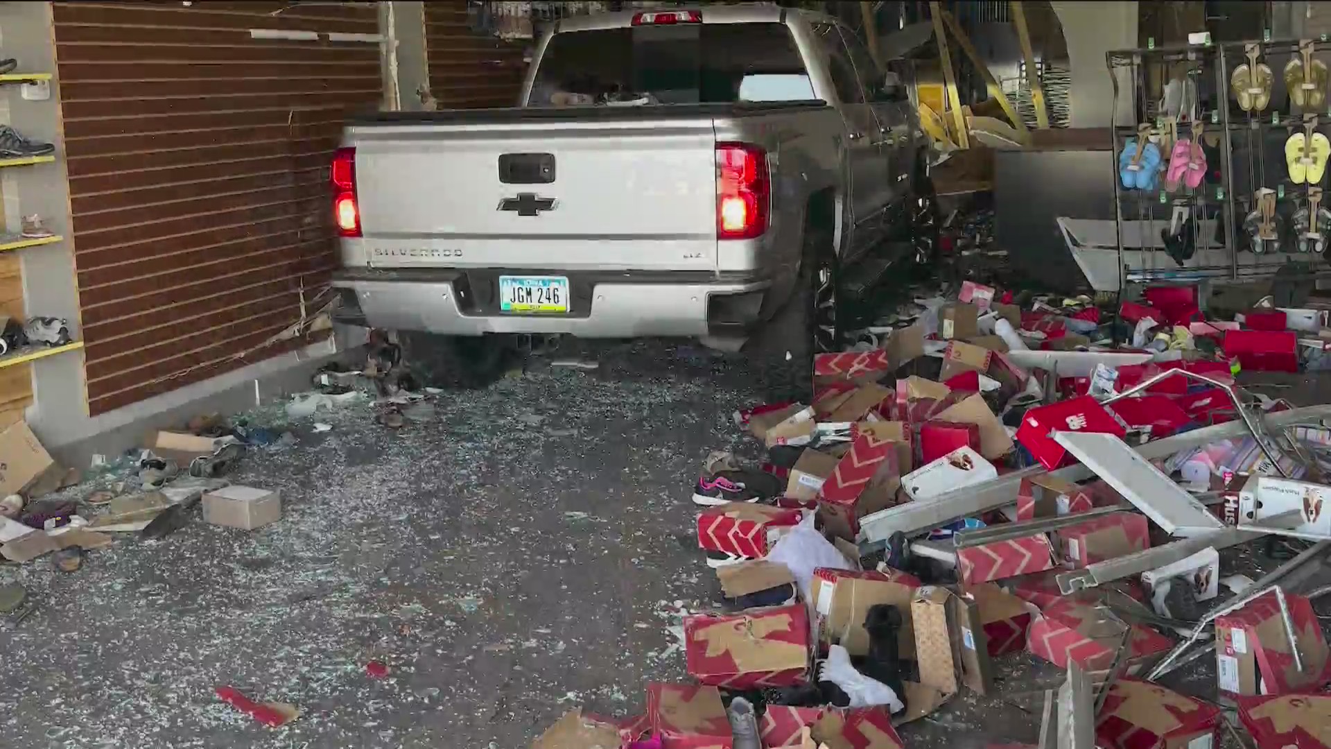 Ankeny man charged with OWI after crashing into shoe store – who13.com