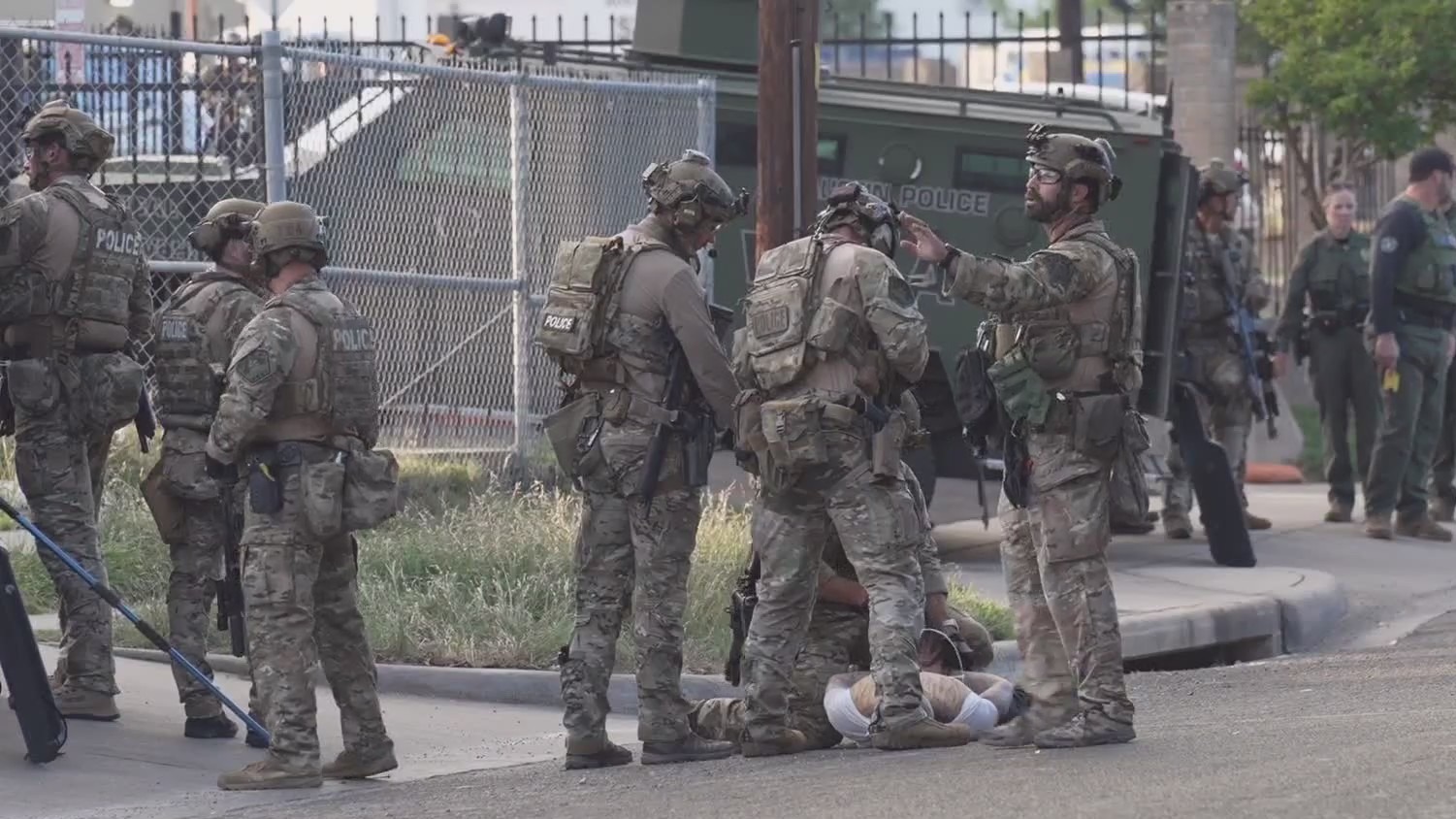 Man detained by APD after SWAT situation in east Austin – KXAN Austin