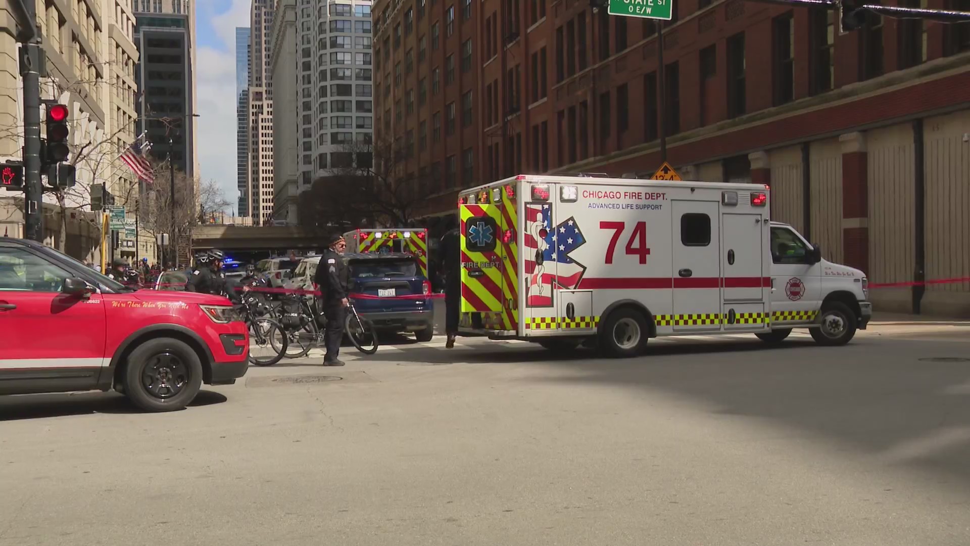 Knife-wielding man shot by CPD officers in lobby of River North hotel ...