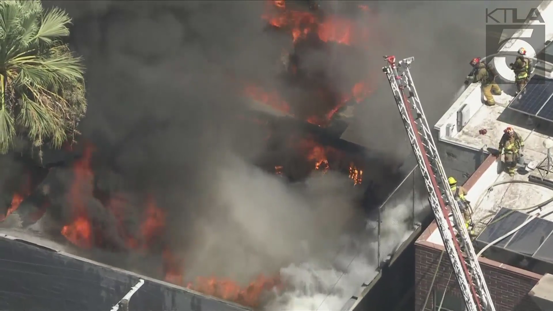 Firefighters battle commercial building fire in downtown L.A. – KTLA