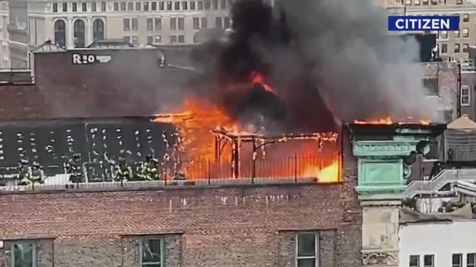 Fire breaks out on rooftop of Lower Manhattan building – PIX11