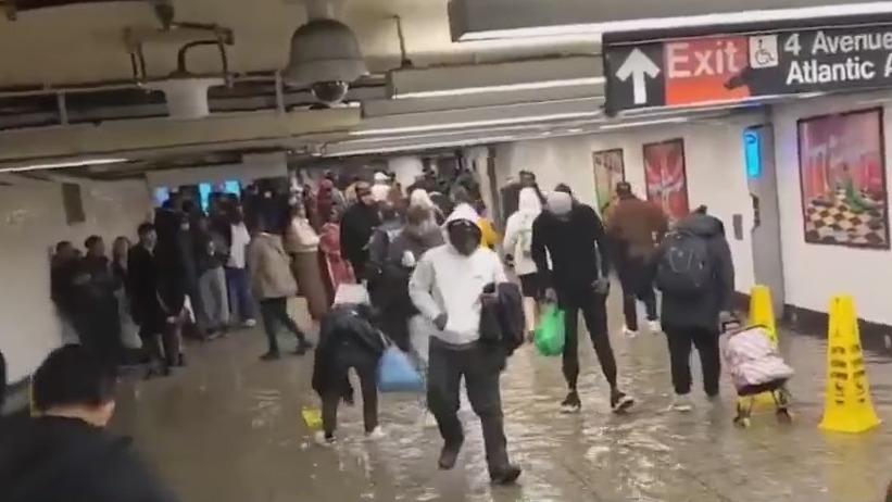 Water floods Brooklyn subway station during rush hour – PIX11