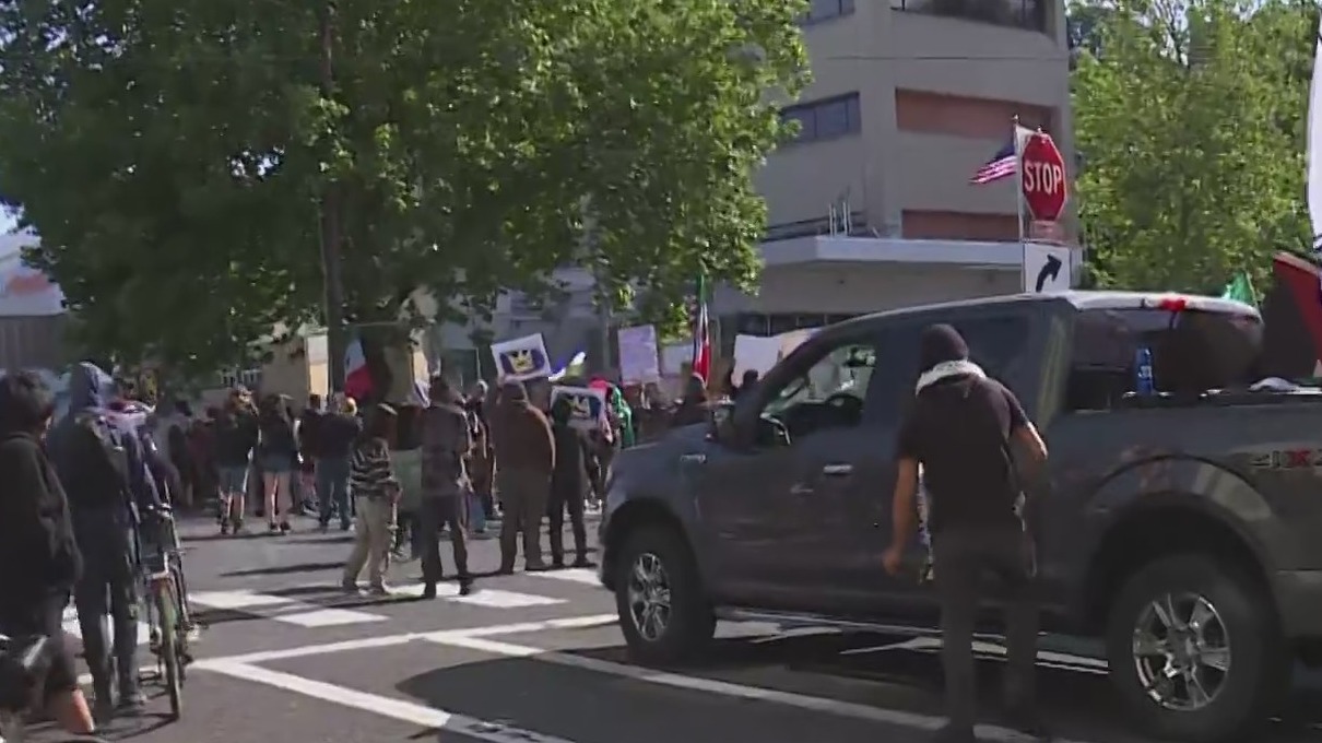 Tear gas deployed at protest outside Portland ICE facility – KOIN.com