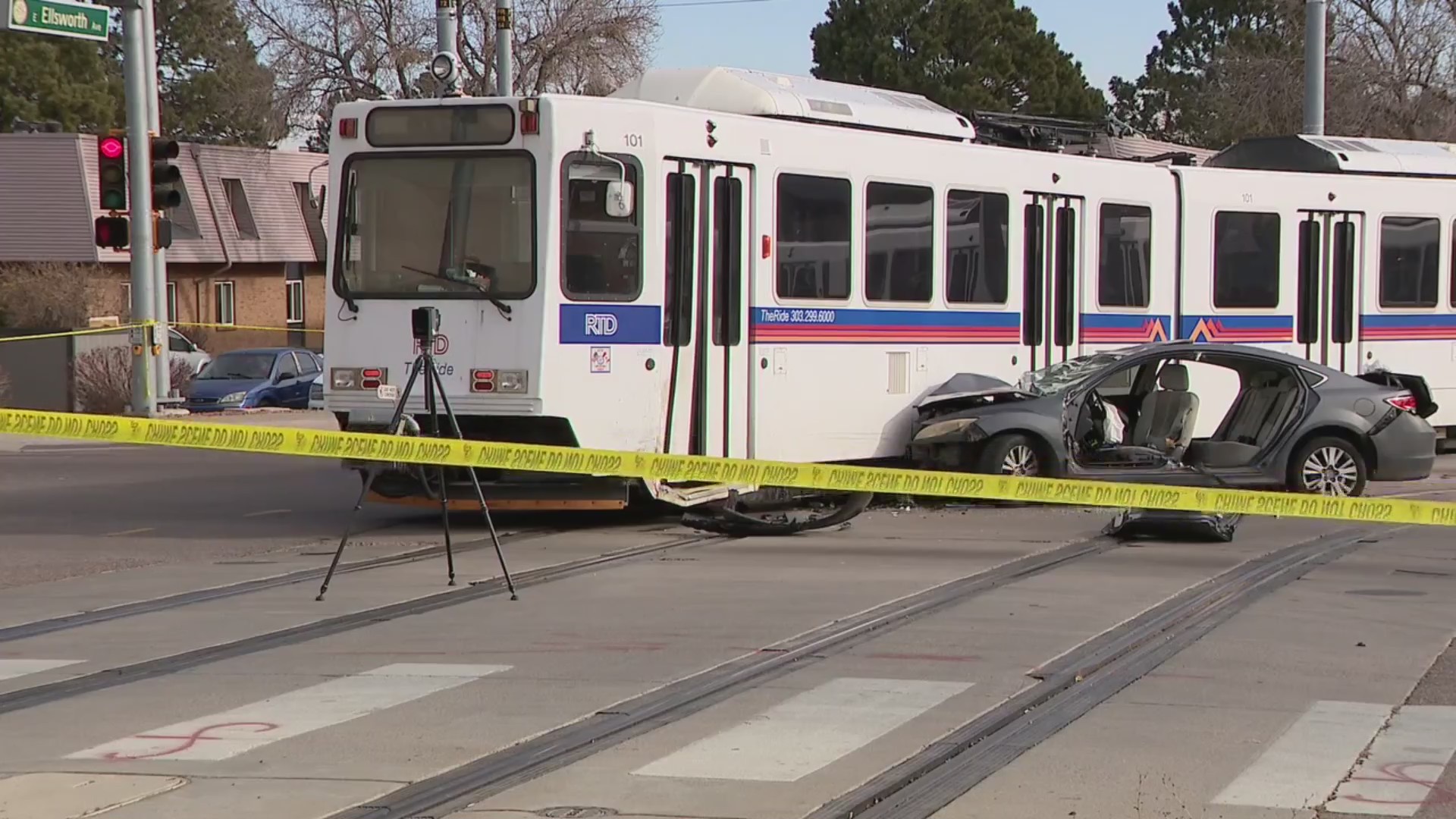 Suspect vehicle flees shooting, crashes with RTD train – FOX31 Denver