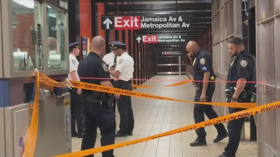 Man charged with attempted murder for allegedly stabbing Queens subway ...