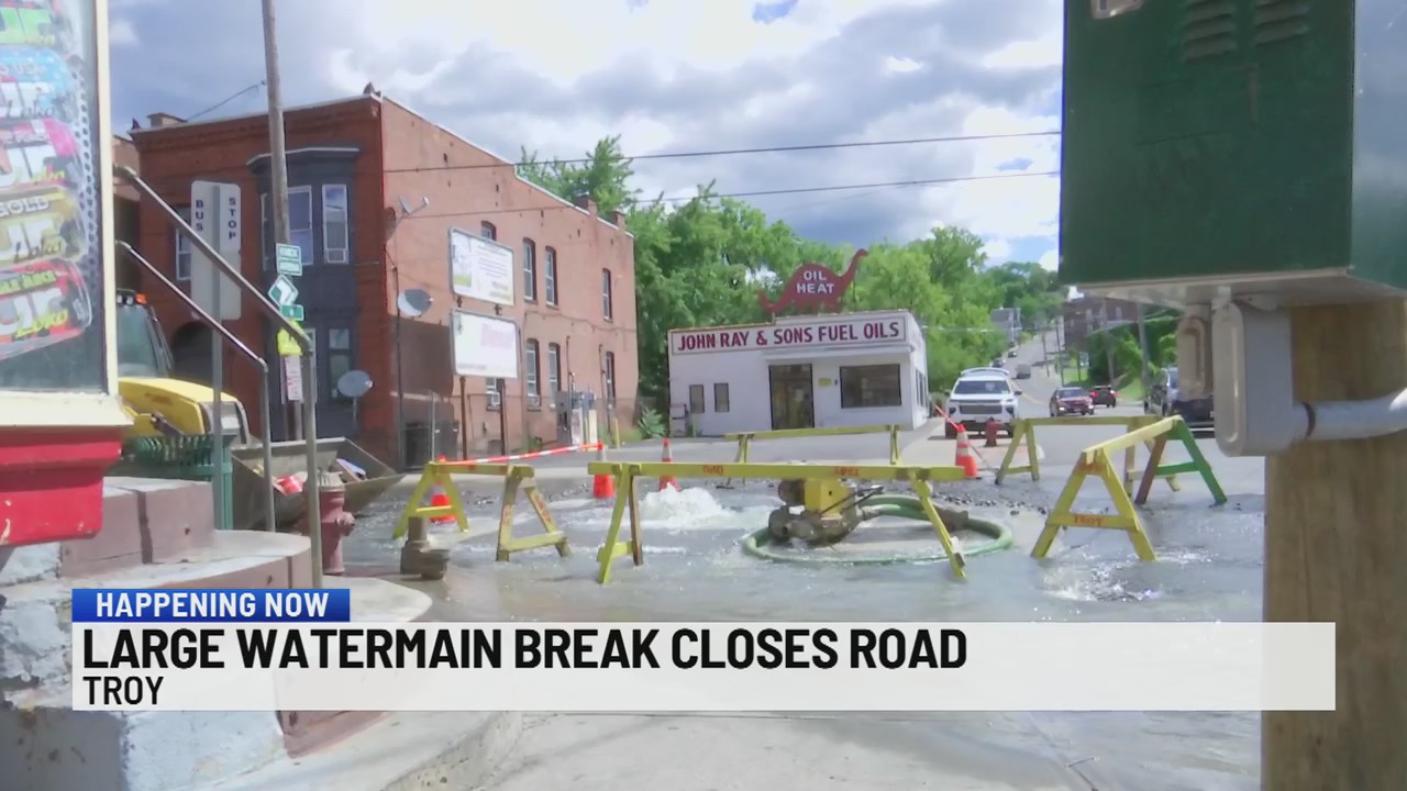 Large watermain break closes road in Troy – NEWS10 ABC