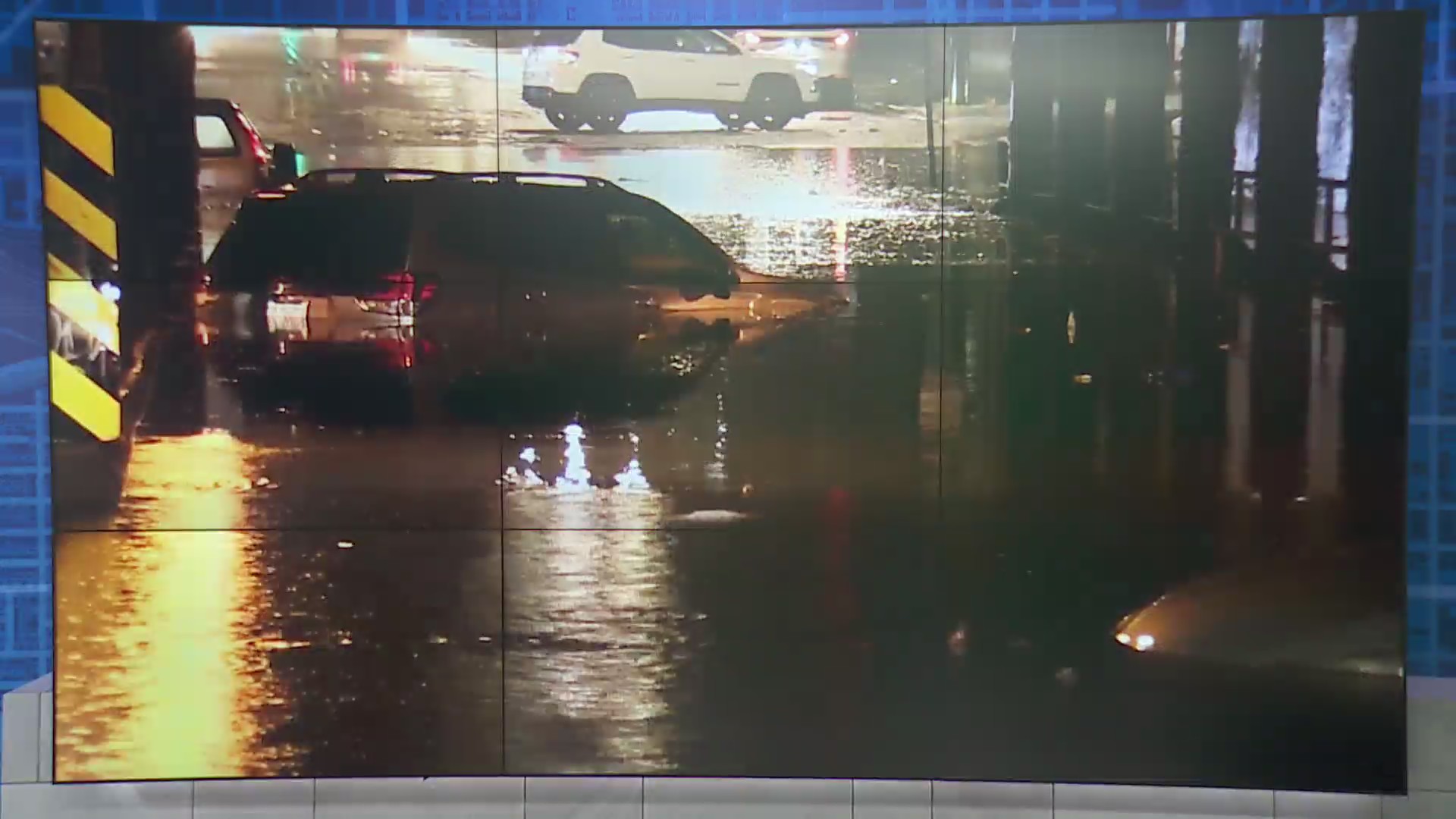 Heavy rainfall causes flash flooding on Chicago’s West Side, cars stuck ...