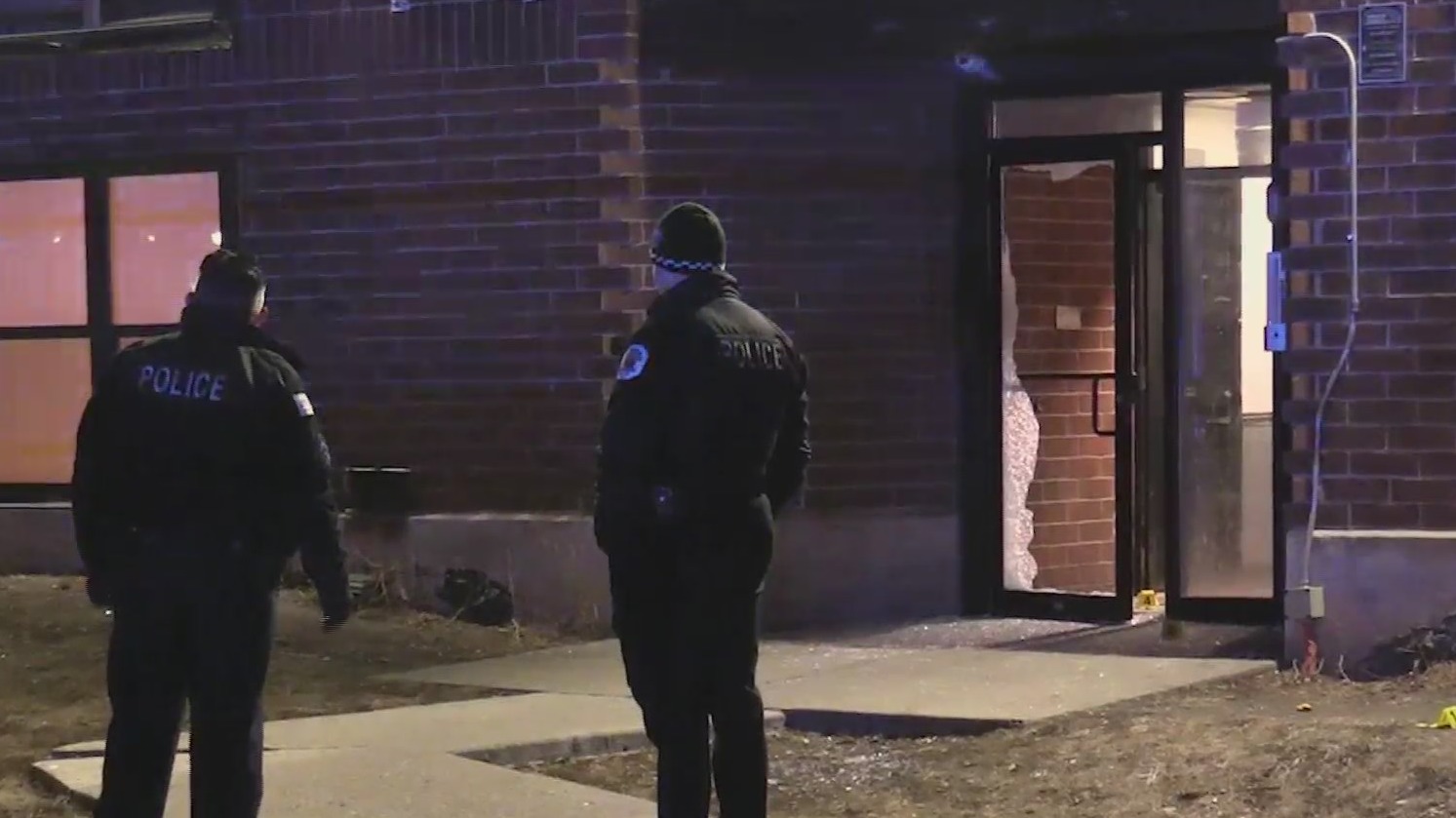 Man found fatally shot inside West Side apartment building – WGN-TV