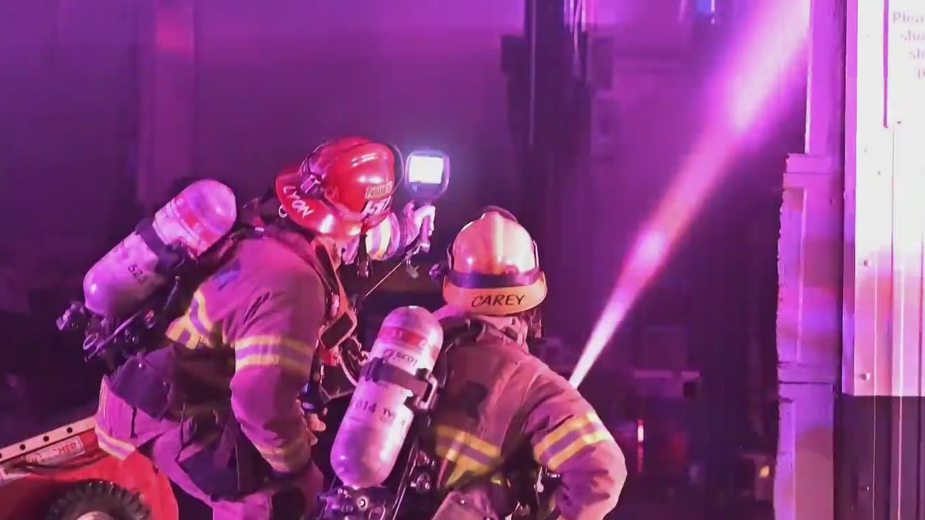 Crews battle fire at SW Portland car dealership – KOIN.com
