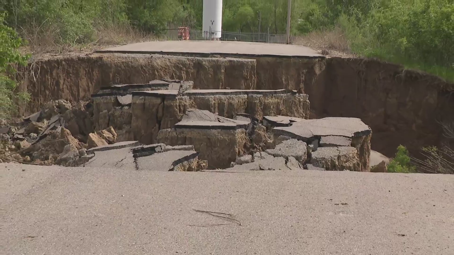 Large sinkhole opens up near Highway 291 in Independence – FOX 4