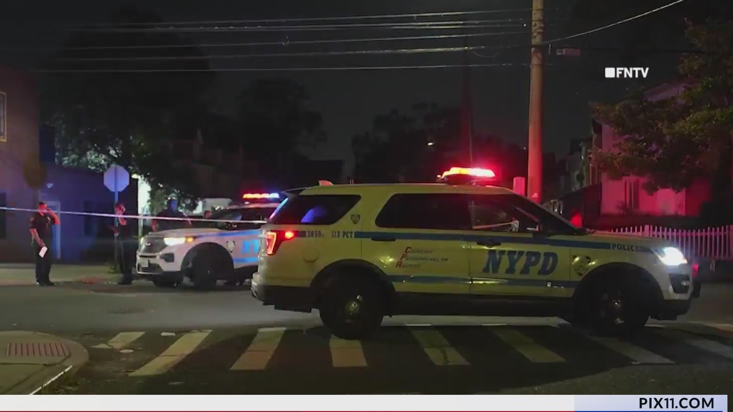 One dead, two injured after triple stabbing in Queens – PIX11