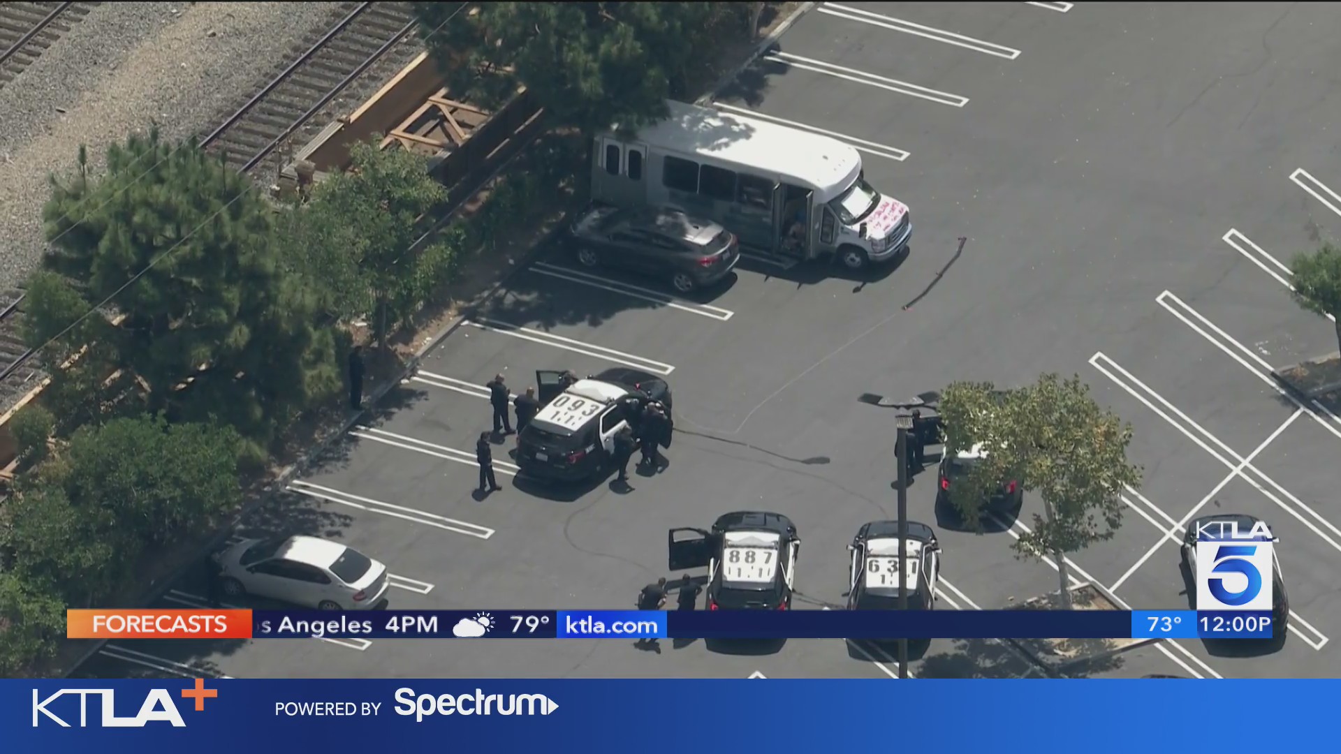 Man in standoff with police in Los Feliz Costco parking lot – KTLA