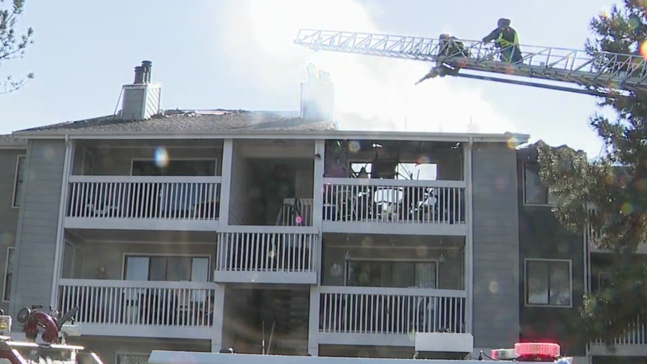 Fire reported at 3-story Aurora apartment building – FOX31 Denver