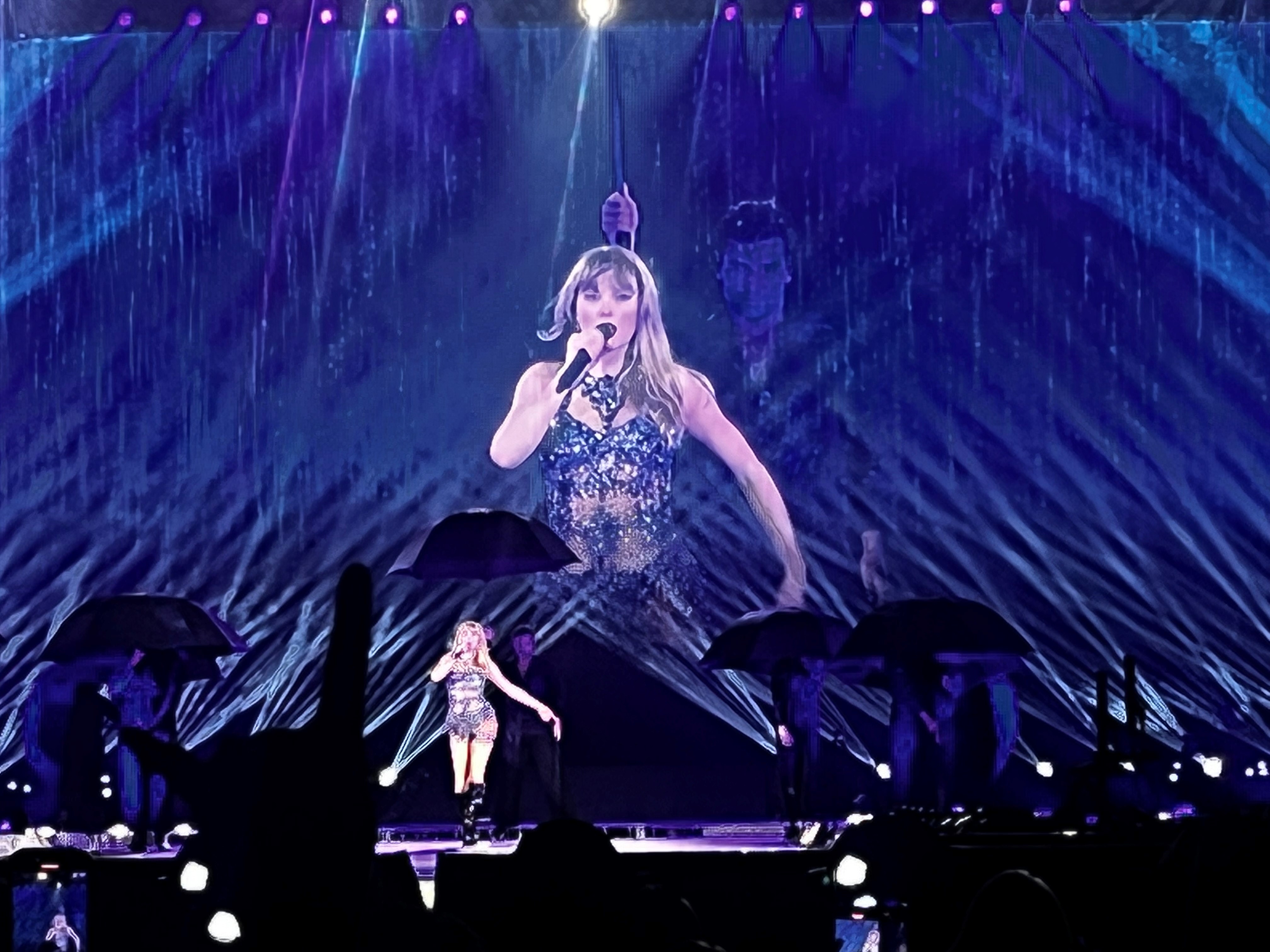 Taylor Swift talks about giant friendship bracelet on Superdome in New