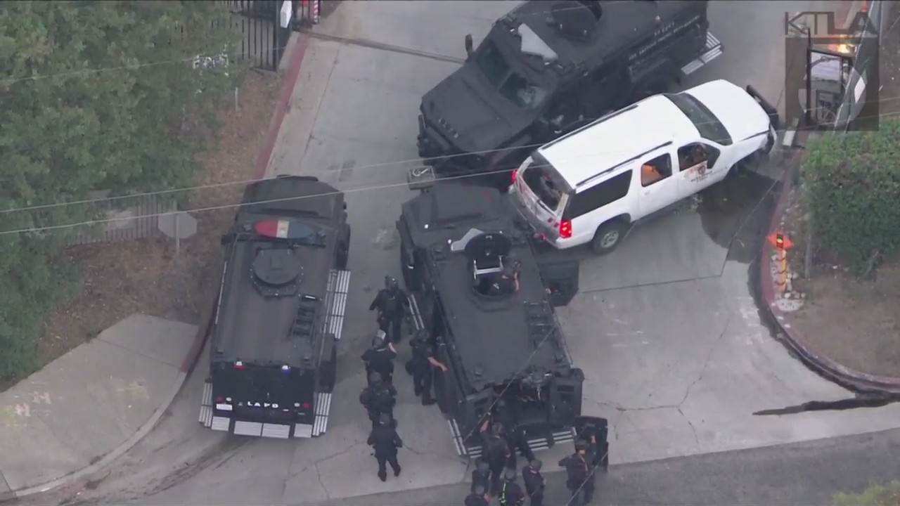 Police stand off with pursuit suspect in Los Angeles – KTLA