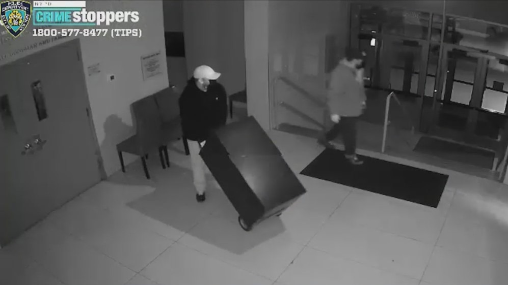 Suspects caught on camera stealing safe from Queens building: NYPD – PIX11