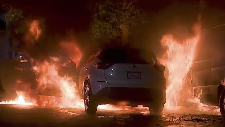 Three vehicles catch fire in North Sacramento – FOX40 News
