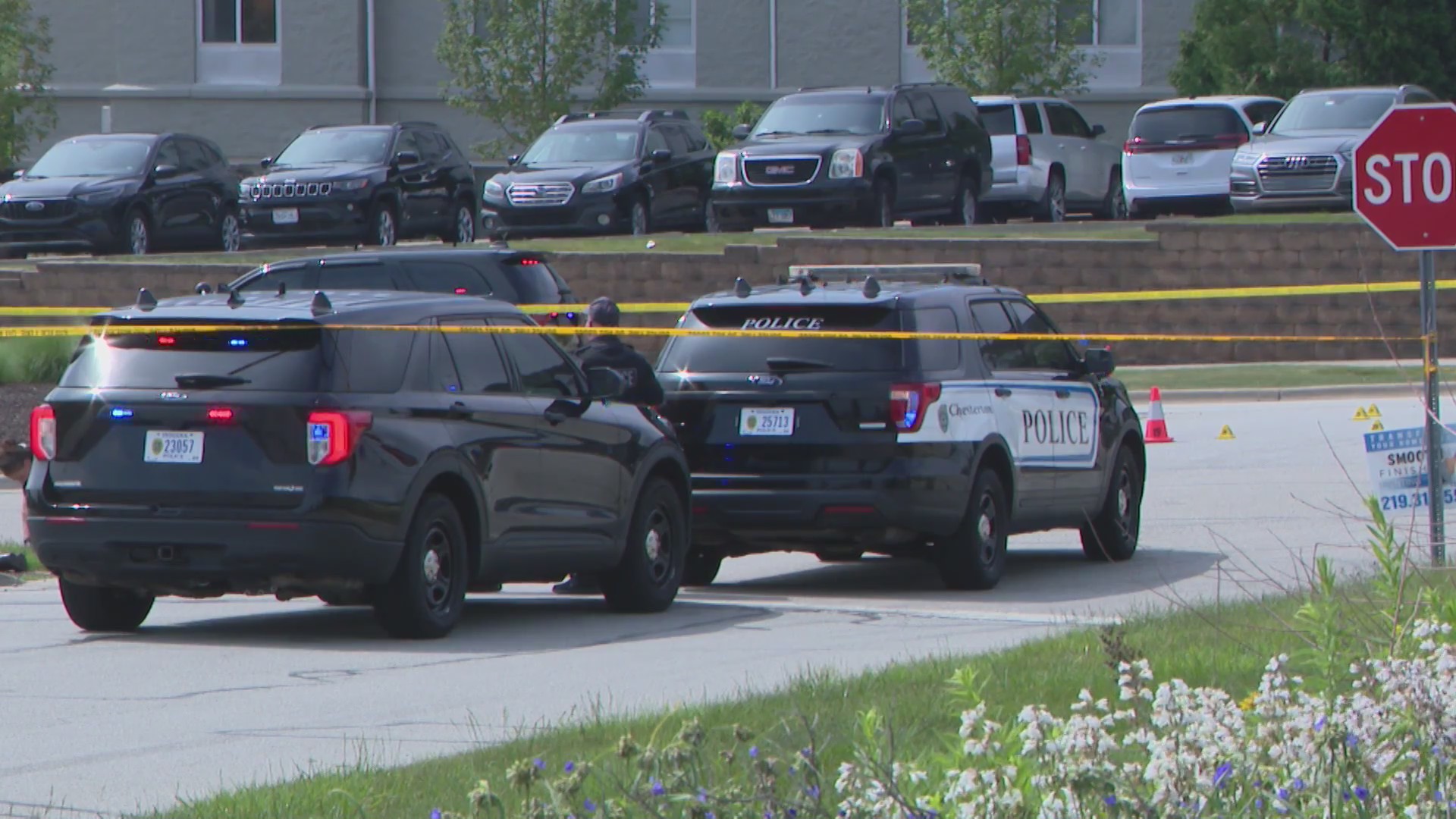 Suspect killed, officer shot outside Chesterton hotel – WGN News at 10 ...