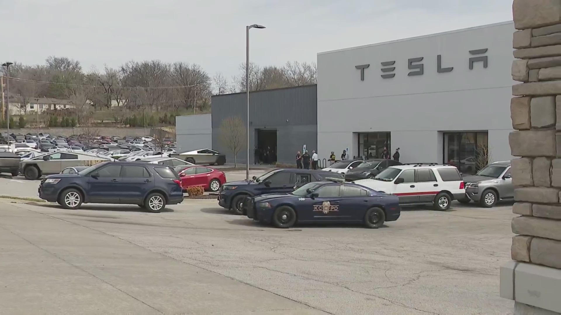 Two Cybertrucks damaged in fire at Kansas City Tesla dealership – FOX 4 ...