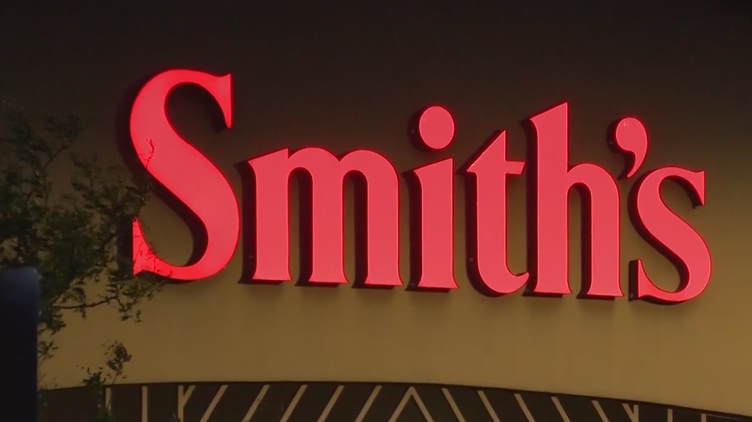 Northeast Albuquerque Smith’s grocery store reopens after inspection