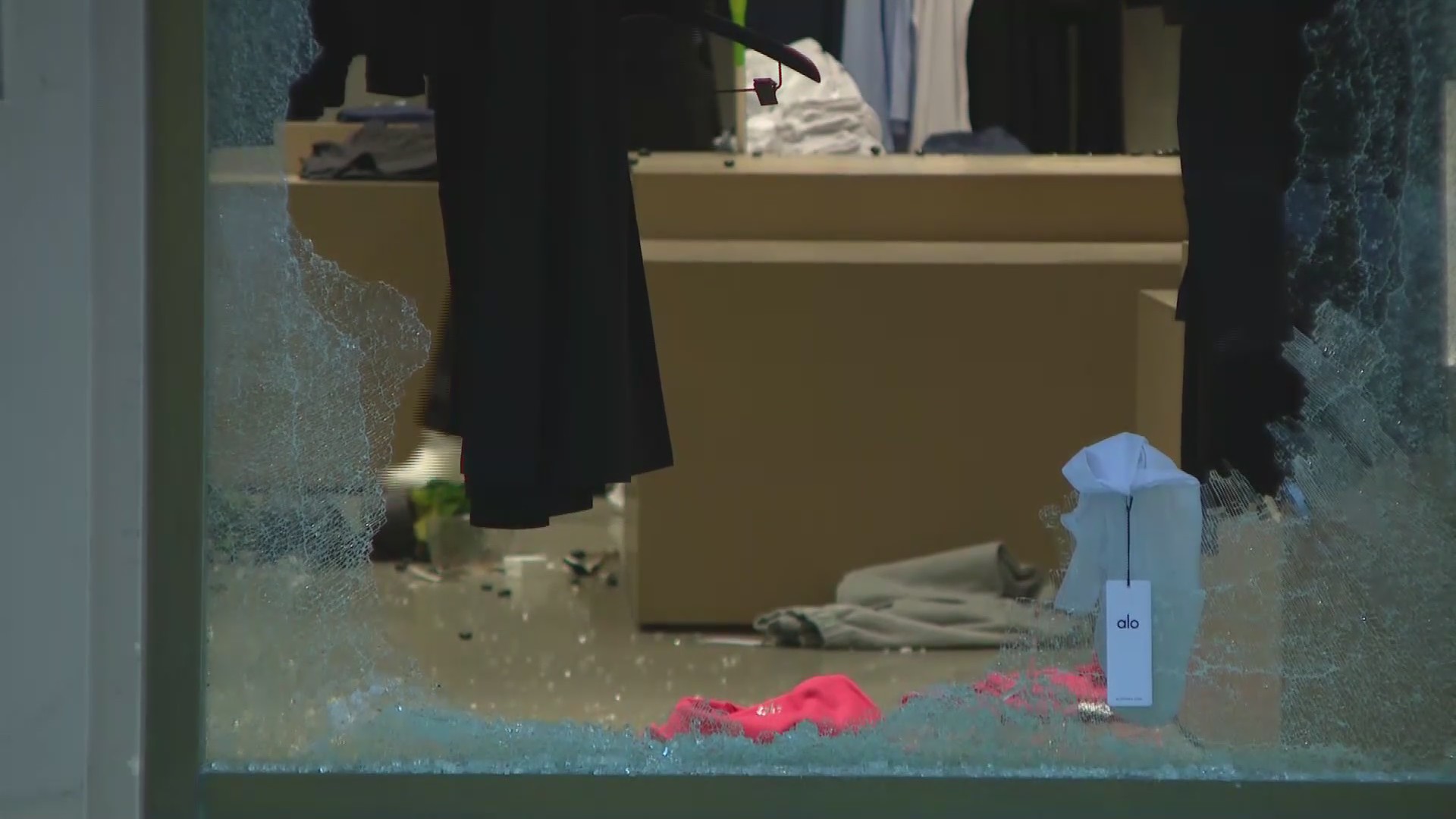 Burglars smash glass, steal merchandise from Magnificent Mile clothing ...
