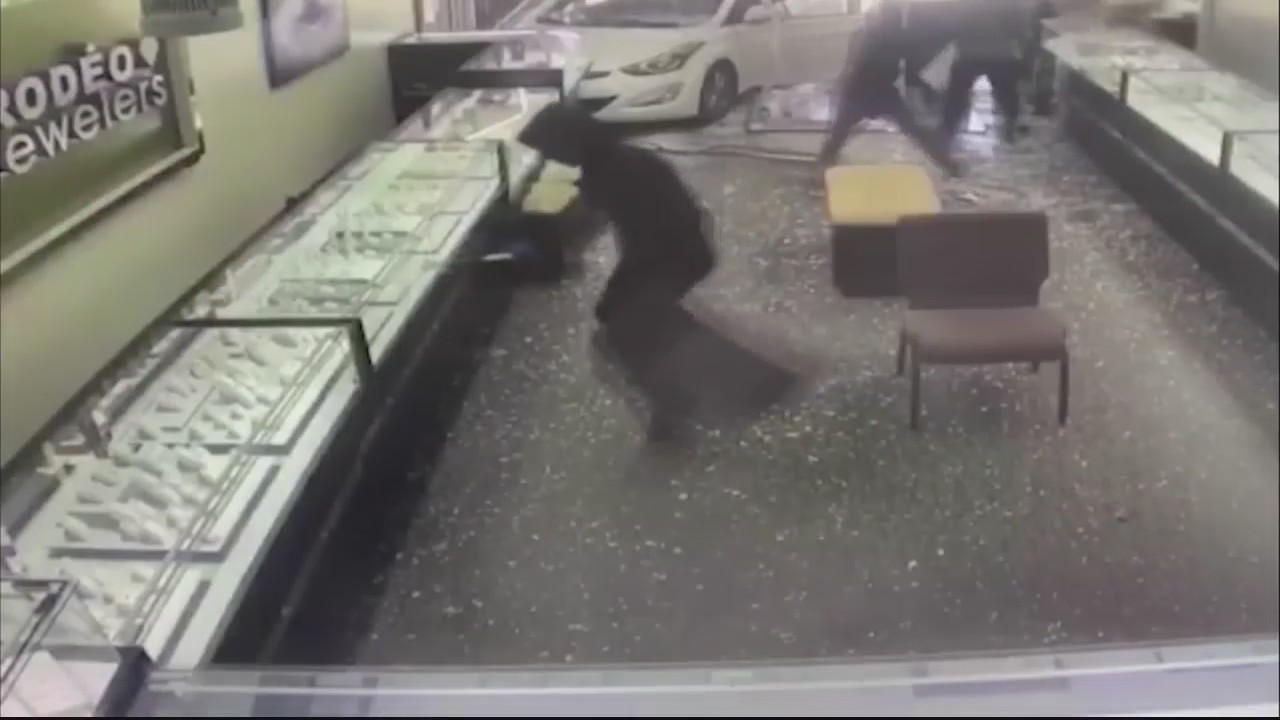 Gov. Newsom signs bills aimed at cracking down on smash-and-grabs – KRON4