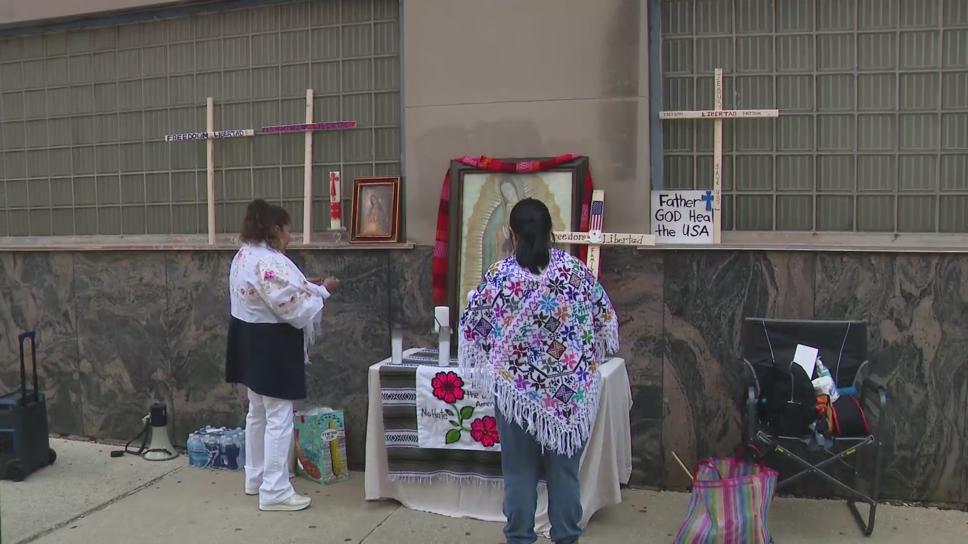 Chicago leaders holding prayer vigil outside ICE office to demand raids ...