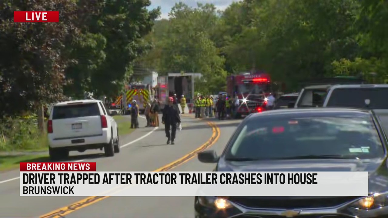 Driver trapped after tractor trailer crash in Brunswick – NEWS10 ABC