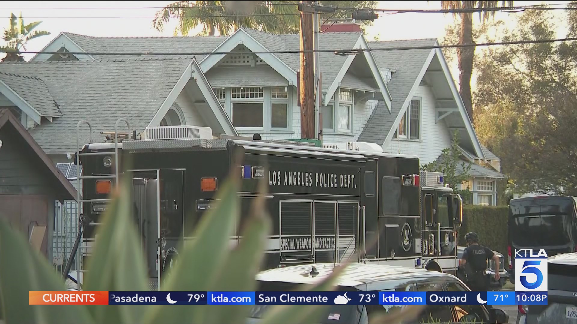 Man arrested after SWAT standoff, fatal shooting in Jefferson Park – KTLA