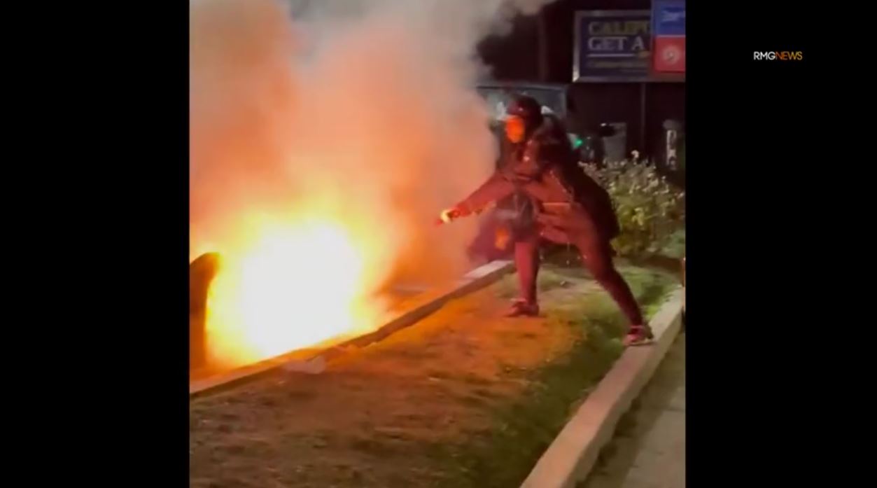 Woman lights car on fire at Hollywood gas station – KTLA