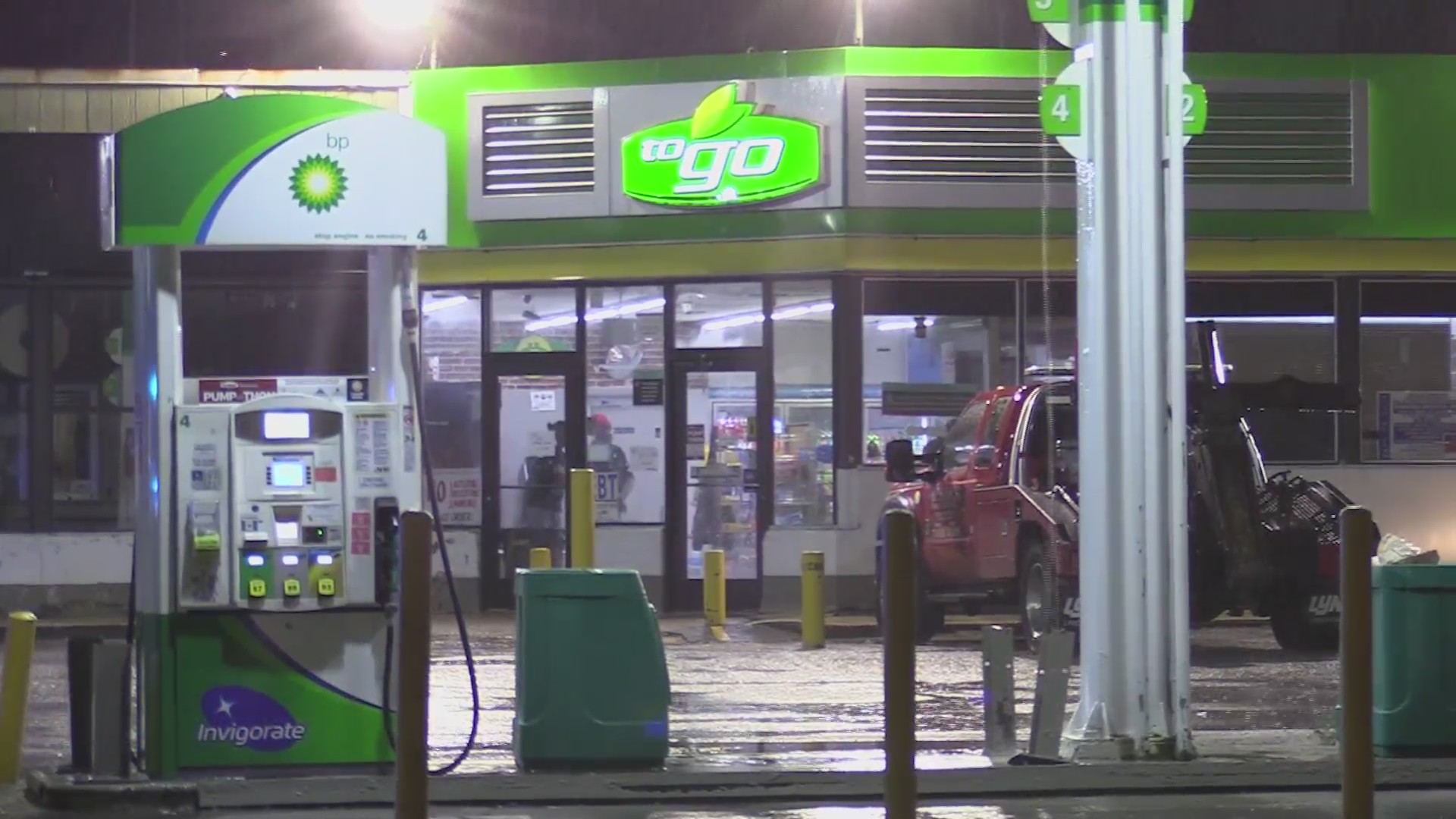 Man critically wounded in shooting at gas station on South Side – WGN-TV