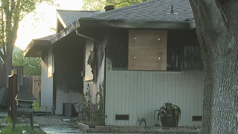 Man barricaded in South Sacramento home dies after setting it on fire ...