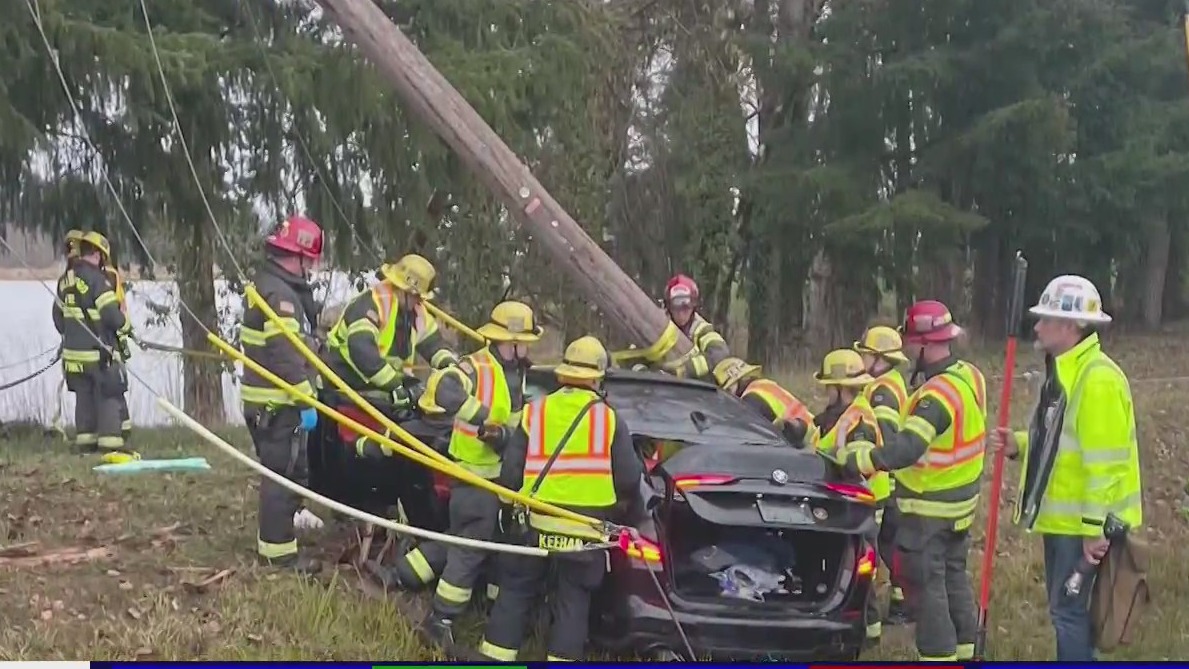 4 hurt, power lines downed in Hillsboro crash – KOIN.com