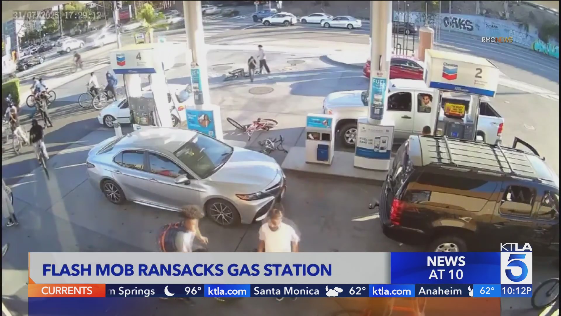 Flash Robbery Flash mob robbery of Lincoln Heights convenience store – KTLA