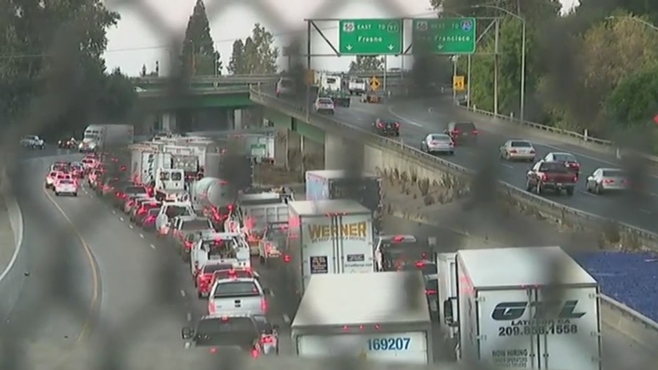 Overturned big rig closes southbound I-5 in Sacramento – FOX40 News