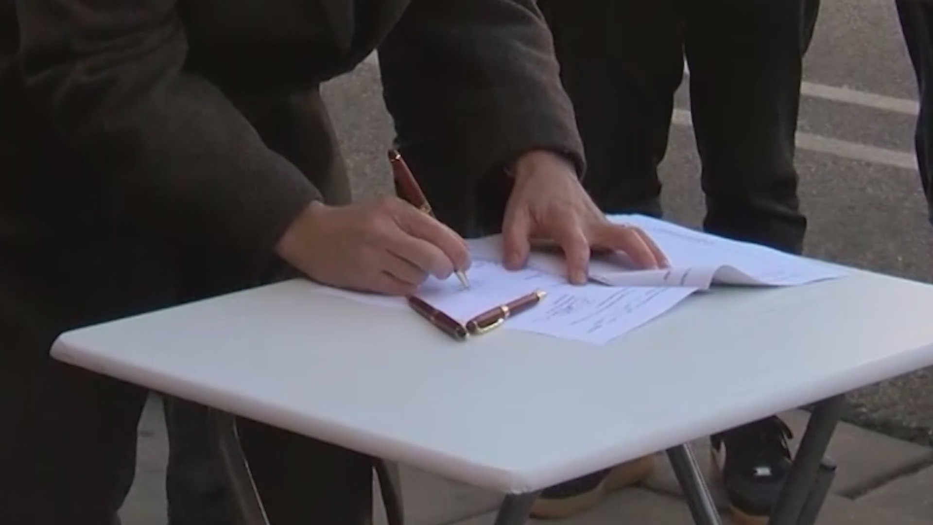 Albuquerque mayor signs off on downtown vacant buildings ordinance ...