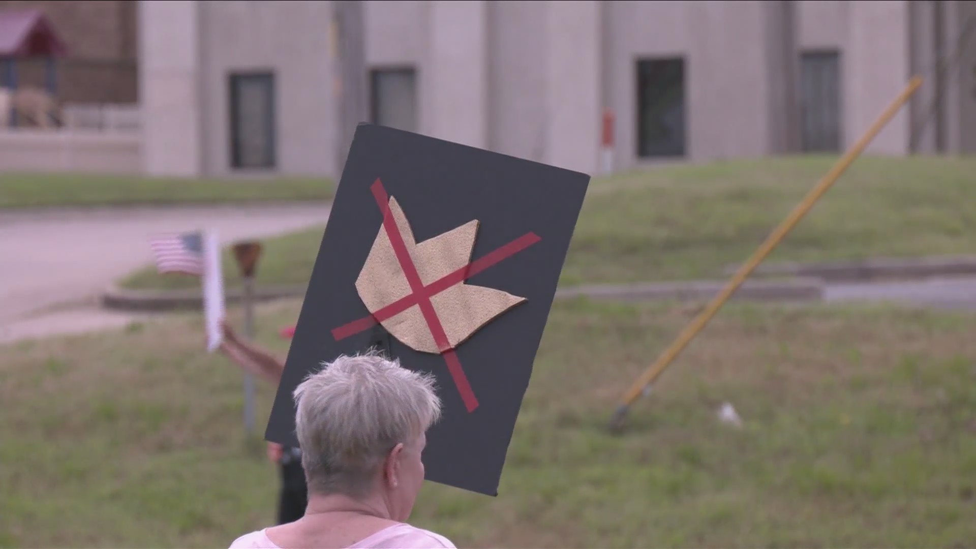 Hundreds gather for “No Kings” protest in Joplin – KSNF/KODE ...