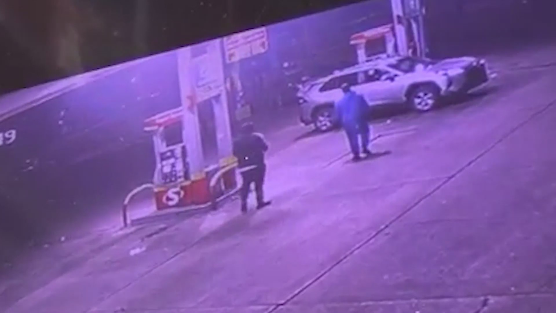 Man critically injured in gas station robbery and shooting – WGN-TV