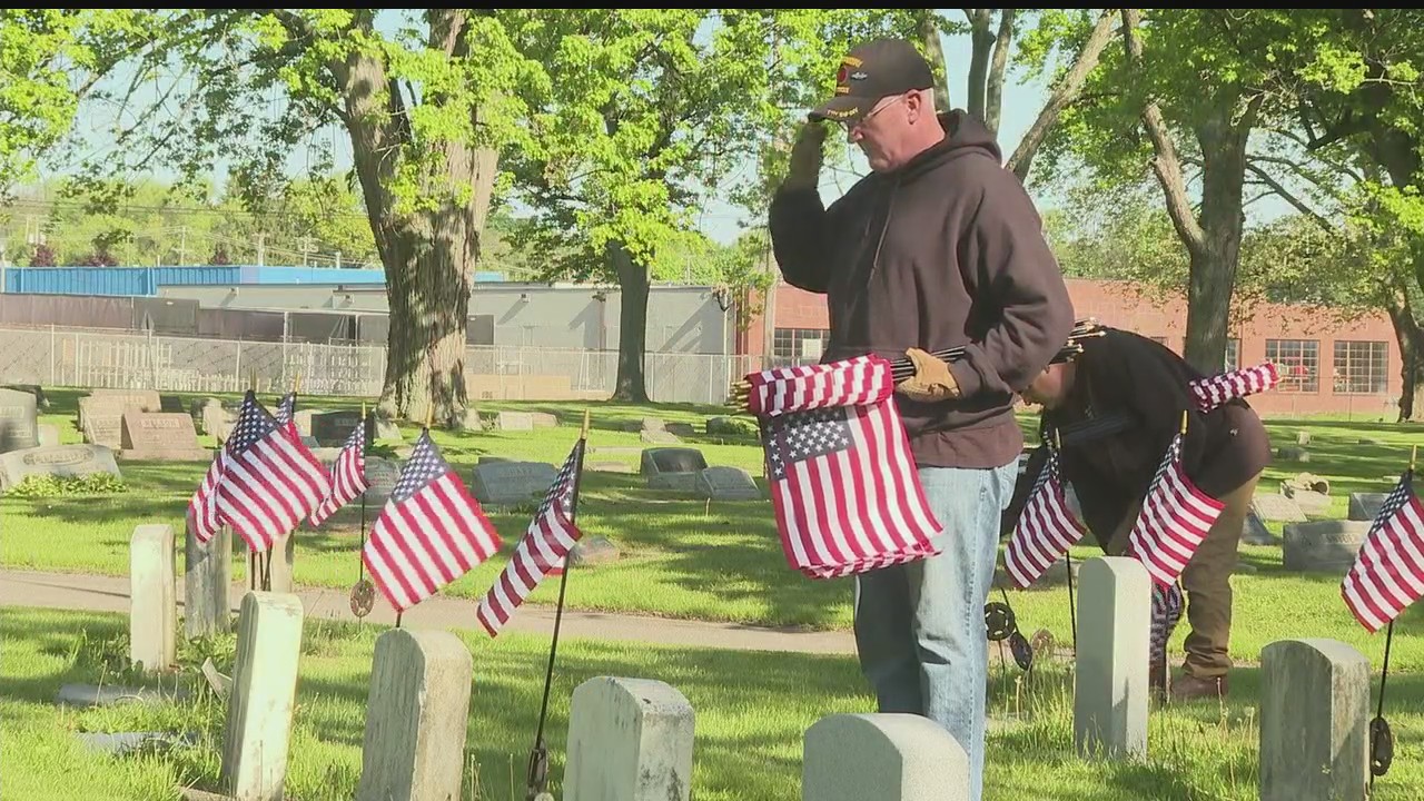 Volunteers place flags at veterans’ graves ahead of Memorial Day – WKBN.com